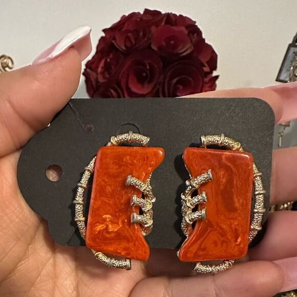 Vintage 'Art Co' Modern Red Jasper with Goldtone Clip-on Earrings - Picture 1 of 5